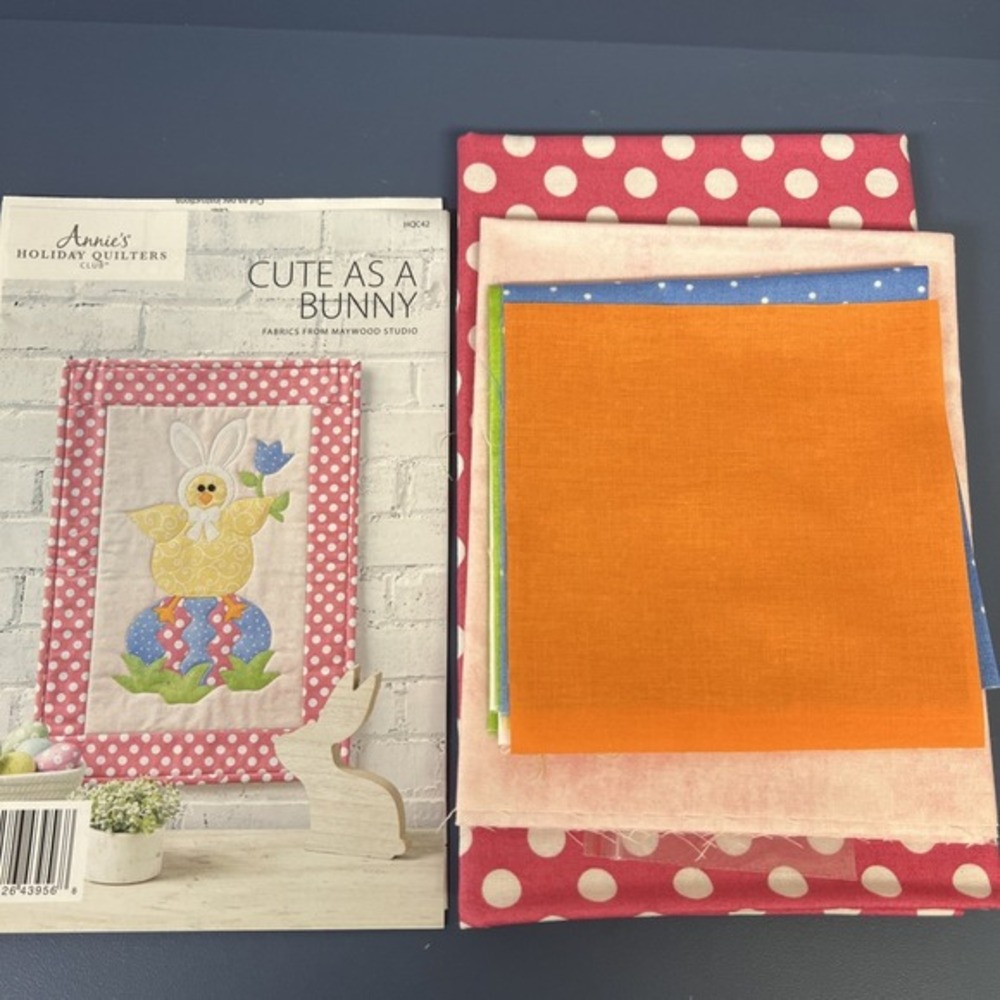 Annie's Holiday Quilters Club‎ Cute As A Bunny Wall Hanging W/ Fabric Material